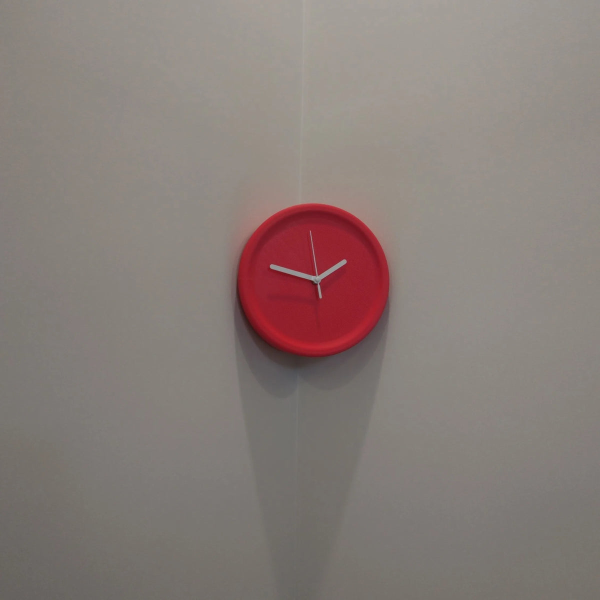 horloge murale rouge moderne aiguille quartz résine fixée sans perforations silencieuseDecorationMurale