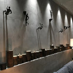 statues suspendues bronze figures humaines mouvement art contemporain décoration intérieure rétro vintage nostalgie