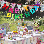 décoration anniversaire guirlande happy birthday fanions multicolores pompons festifs table cupcakes