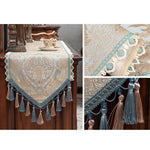 Nappe décorative en jacquard bleu clair avec des bordures ornementées de pompons et de glands élégants, créant un style vintage élégant pour votre intérieur.