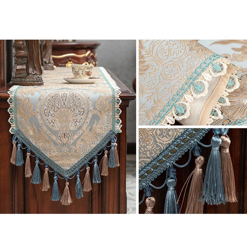 Nappe décorative en jacquard bleu clair avec des bordures ornementées de pompons et de glands élégants, créant un style vintage élégant pour votre intérieur.