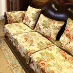 Un canapé vintage en cuir avec des motifs floraux vifs et colorés, une pièce d'ameublement élégante et chaleureuse qui s'intégrerait parfaitement dans un intérieur classique.