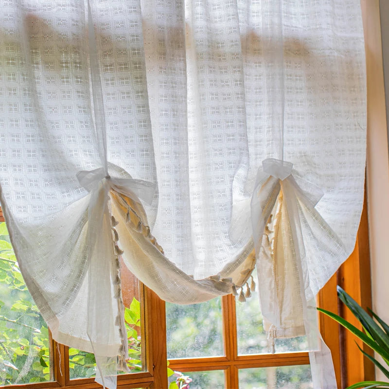 Rideaux élégants pour fenêtres, idéaux pour filtrer la lumière tout en ajoutant une touche de style à votre intérieur. Design classique avec attaches décoratives, parfaits pour une ambiance chaleureuse et accueillante dans votre salon ou chambre. Ajoutez du charme à votre décoration intérieure avec ces rideaux raffinés.