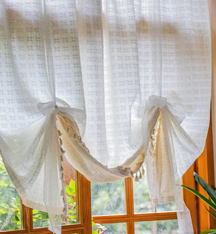 Rideaux élégants pour fenêtres, idéaux pour filtrer la lumière tout en ajoutant une touche de style à votre intérieur. Design classique avec attaches décoratives, parfaits pour une ambiance chaleureuse et accueillante dans votre salon ou chambre. Ajoutez du charme à votre décoration intérieure avec ces rideaux raffinés.