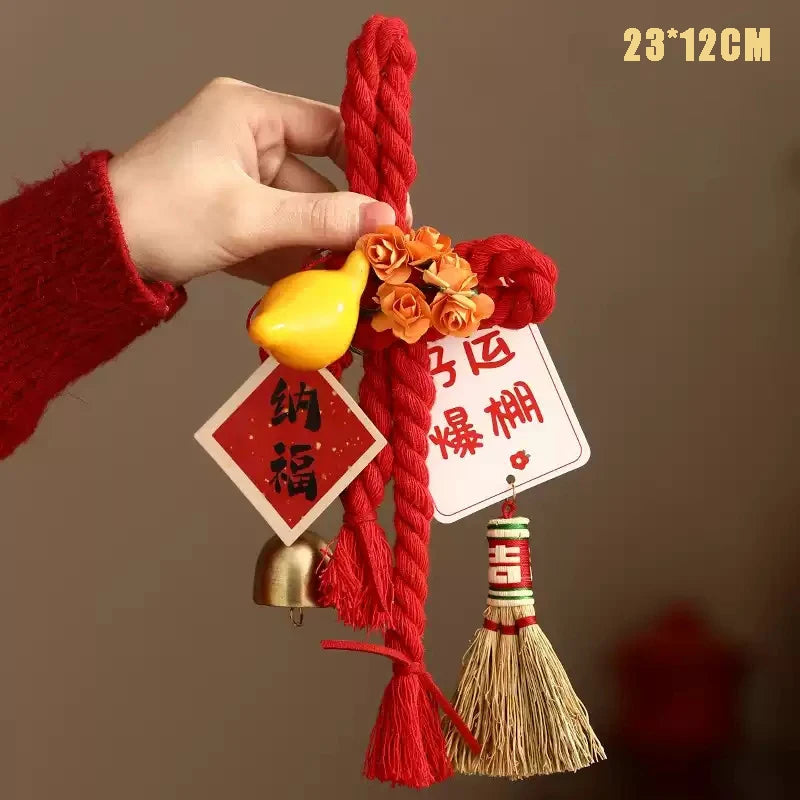 décorations festives couronnes traditionnelles rouge blanc doré pompons rubans texte chinois nouvelle année