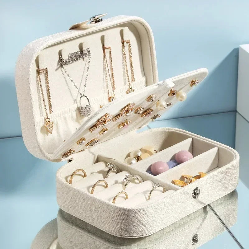 boîte bijoux portable velours cuir rose clair blanc bleu marine moderne élégant boucles oreilles