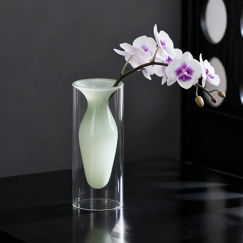 vase transparent goutte forme table arrangement floral rouge jaune vert pâle decoration intérieur