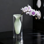 vase transparent goutte forme table arrangement floral rouge jaune vert pâle decoration intérieur