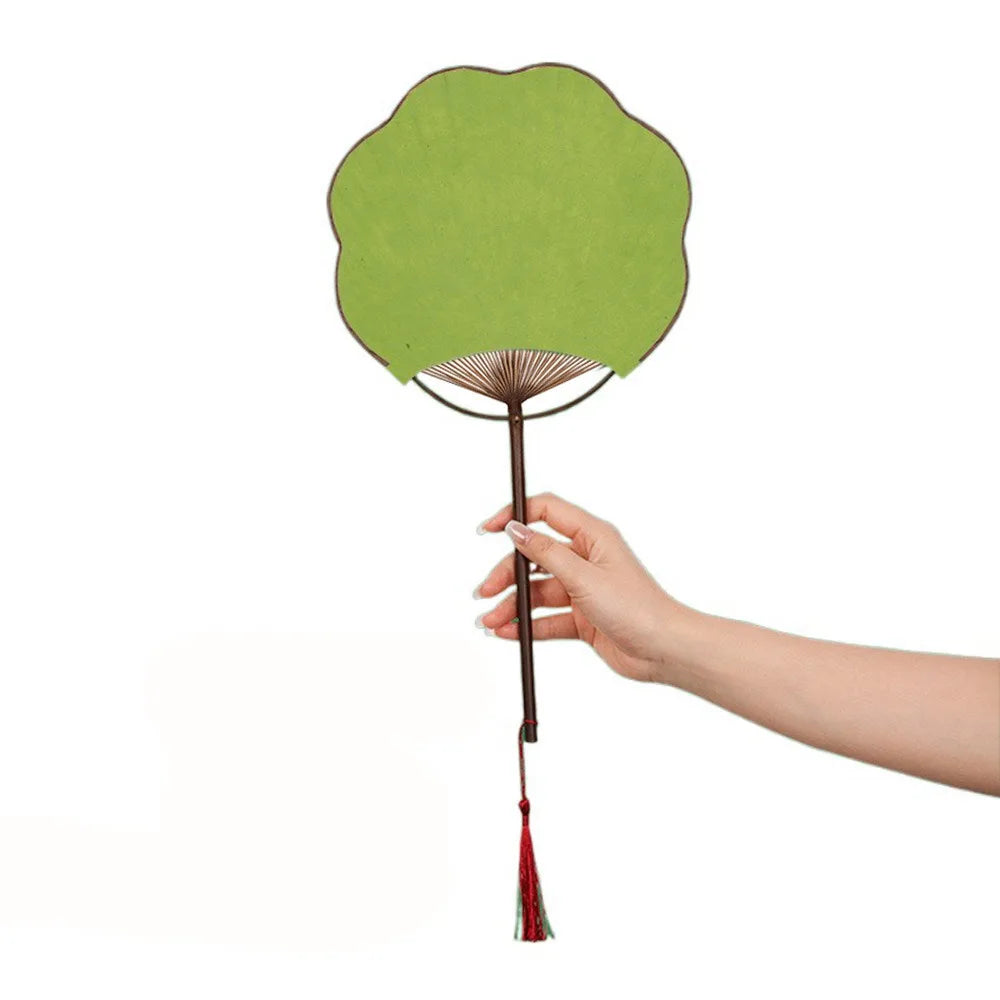 éventail traditionnel classique élégant papier fin motifs floraux poignée bois tassel rouge vert clair