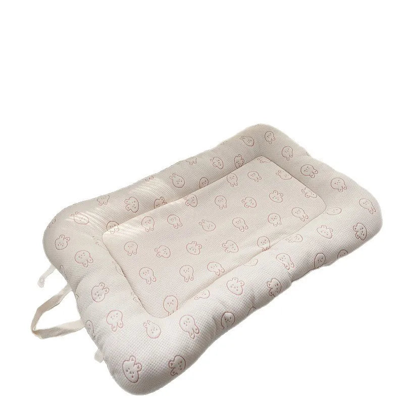 lit bébé coussin ours nuages coton gaufré blanc beige enfantin doux minimaliste