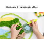 Sac en matériau de tapis fait à la main, coloré et texturé, avec des détails de pom-pons et de motifs graphiques, offrant une solution de rangement unique et décorative.
