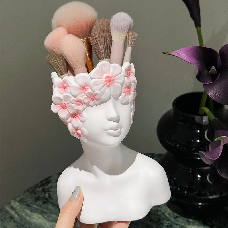 supports rangement pinceaux maquillage buste féminin fleurs décoratives miroirs palettes maquillage accessoires beauté salle