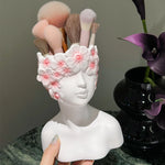 supports rangement pinceaux maquillage buste féminin fleurs décoratives miroirs palettes maquillage accessoires beauté salle
