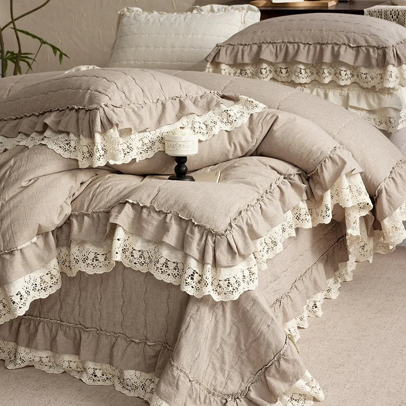 ensemble literie coton quilting dentelle crème beige marron vintage shabby chic couverture taies oreillers