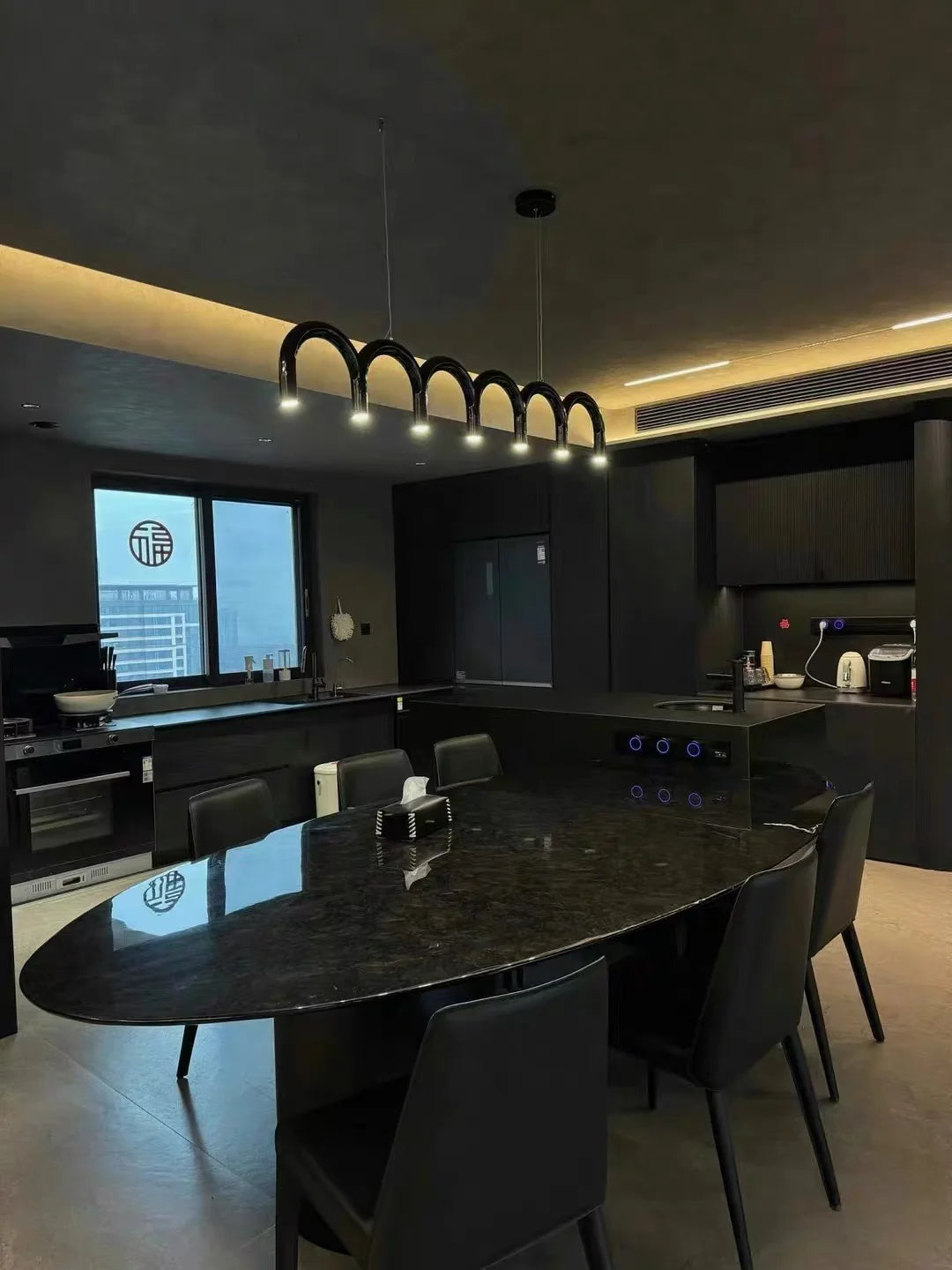 suspension lumineuse contemporaine bleu marron noir forme circulaire lisse led fixée câbles