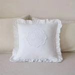 housse coussin blanc monogramme brodé vintage ruches non toxique polyester coton