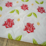 tissu polyester blanc floral largeur 130cm motifs roses gaufré traditionnel respectueux environnement