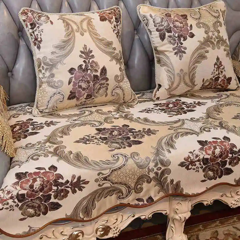 Elégante parure de lit avec motifs floraux vintage et décorations élaborées, créant une ambiance chaleureuse et raffinée dans la chambre.