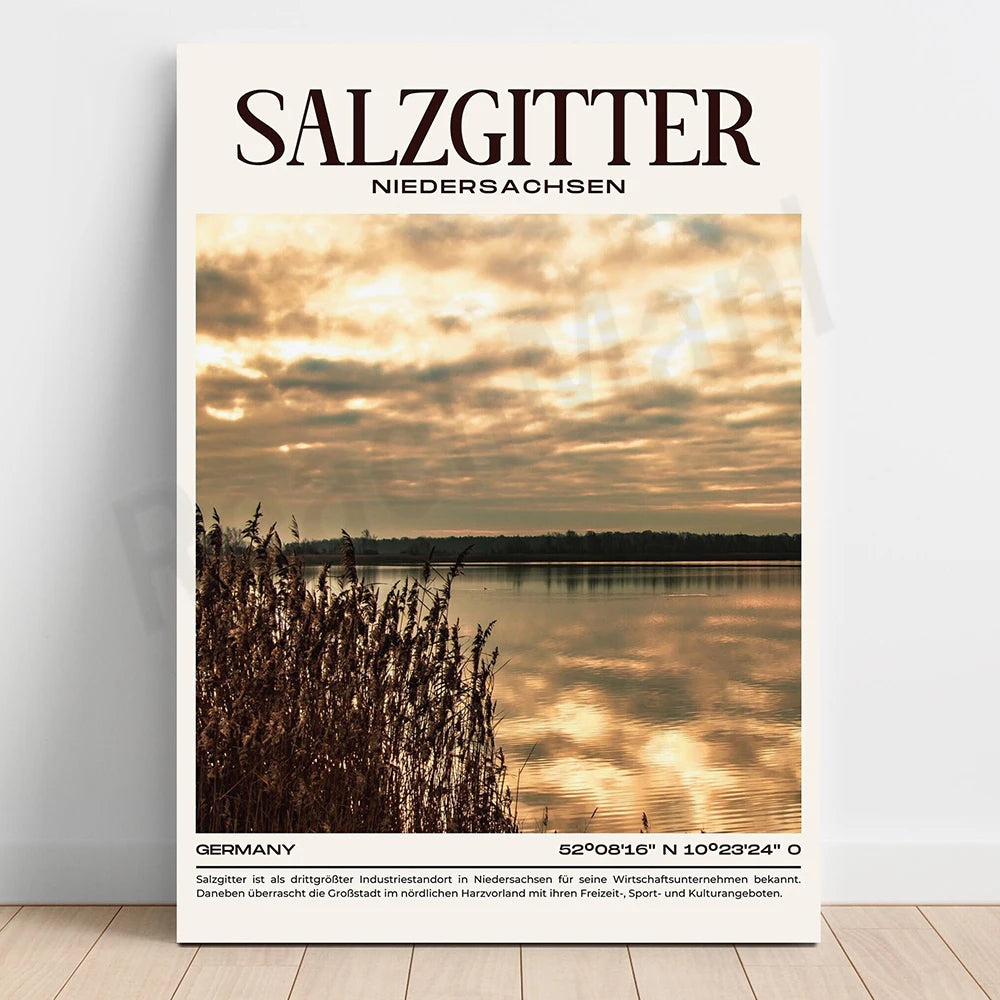 Paysage lacustre dans la ville allemande de Salzgitter, avec des roseaux bordant l'eau sous un ciel couvert au crépuscule.