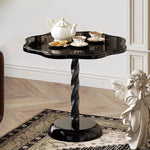 table basse moderne blanche ondulée spiralée tasses thé biscuits déco coquillage angel figurine