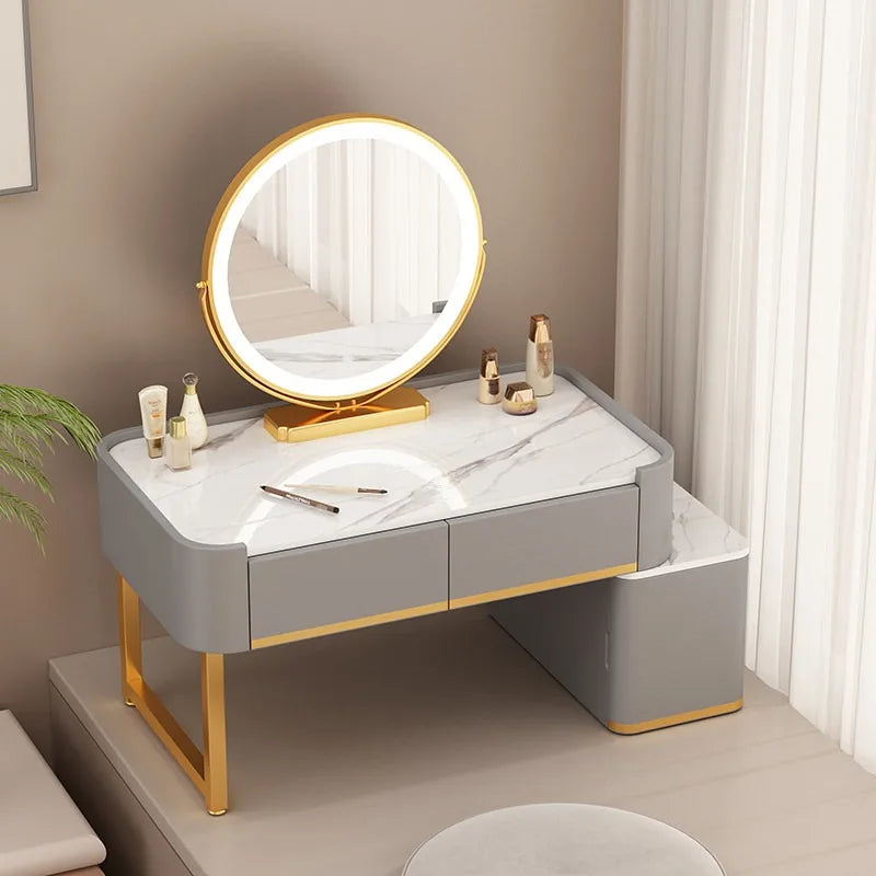 maquillage moderne marbre blanc tiroirs miroir pinceaux bouteilles pieds noirs
