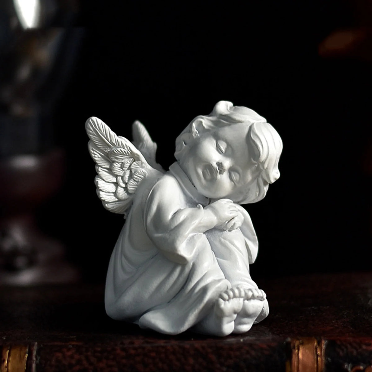 statue ange enfant triste sculpture résine détaillée plumes livres dorés fleurs bleues vintage