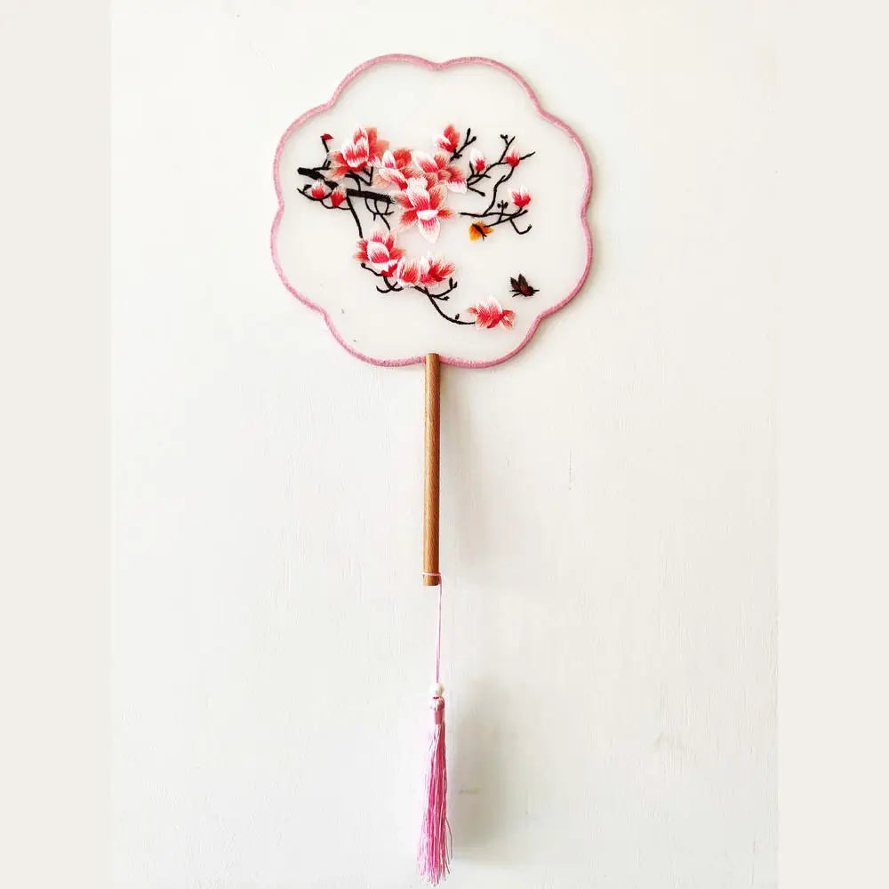 éventail traditionnel artisanal brodé fleurs oiseaux pompon poignée bois couleurs vivesbranches textiles soie bambou