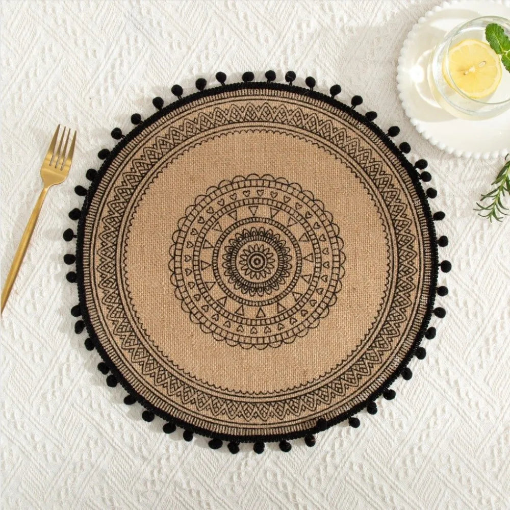 serviettes table boho chic beige noir motifs géométriques franges tissu lin opaques rondes