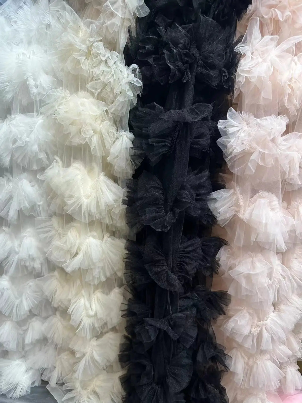 ruban tulle blanc noir rose bleu clair plissé texture ondulée opacité élégant décoration mariage