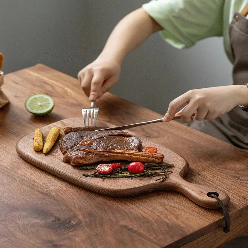 planches découper bois massif noyer marron foncé moderne rectangle poignée anneaux cuir cuisine restaurant