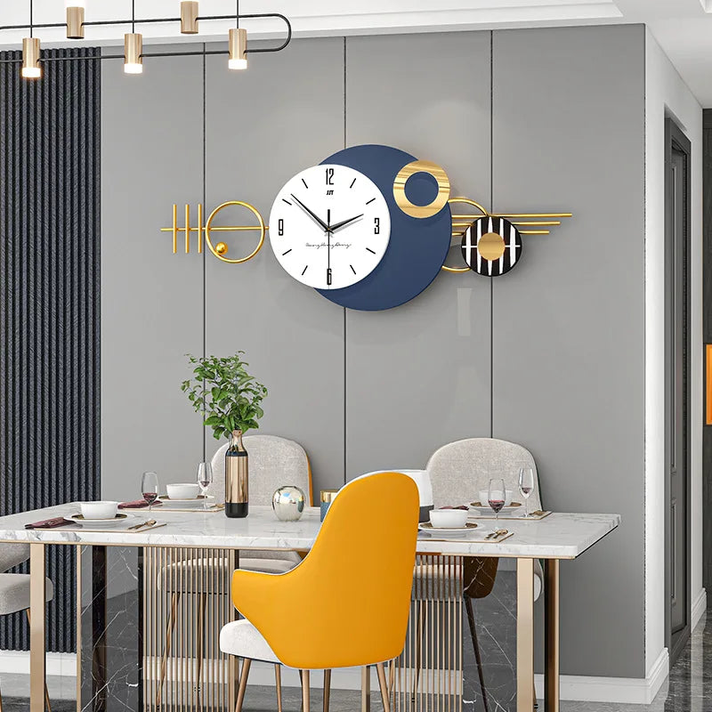 Détail du design abstrait de l'horloge murale bleue