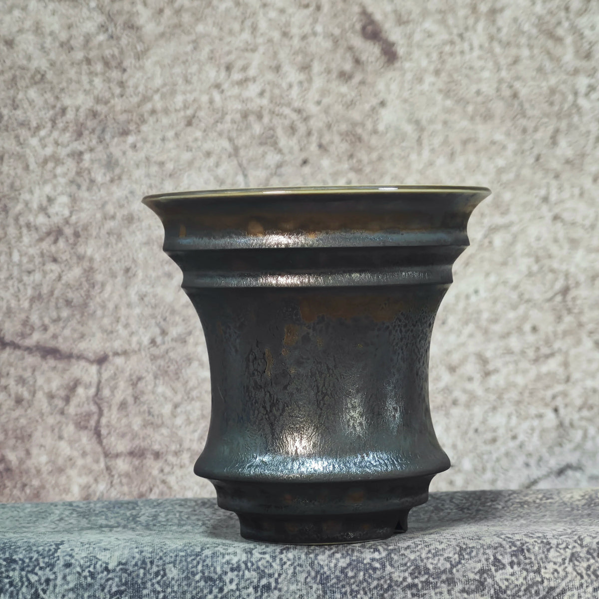 cache pot porcelaine glacé vert antique noir texture métallique classique vintage fleur plante balcon