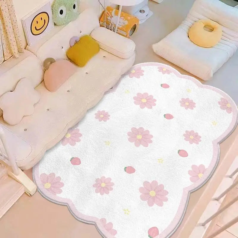 Un tapis de sol moelleux et fleuri, avec des formes douces et pastel, crée une atmosphère chaleureuse et accueillante dans cette chambre d'enfant.
