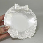 assiette exposant bijoux blanc roses sculptées classique romantique acrylique