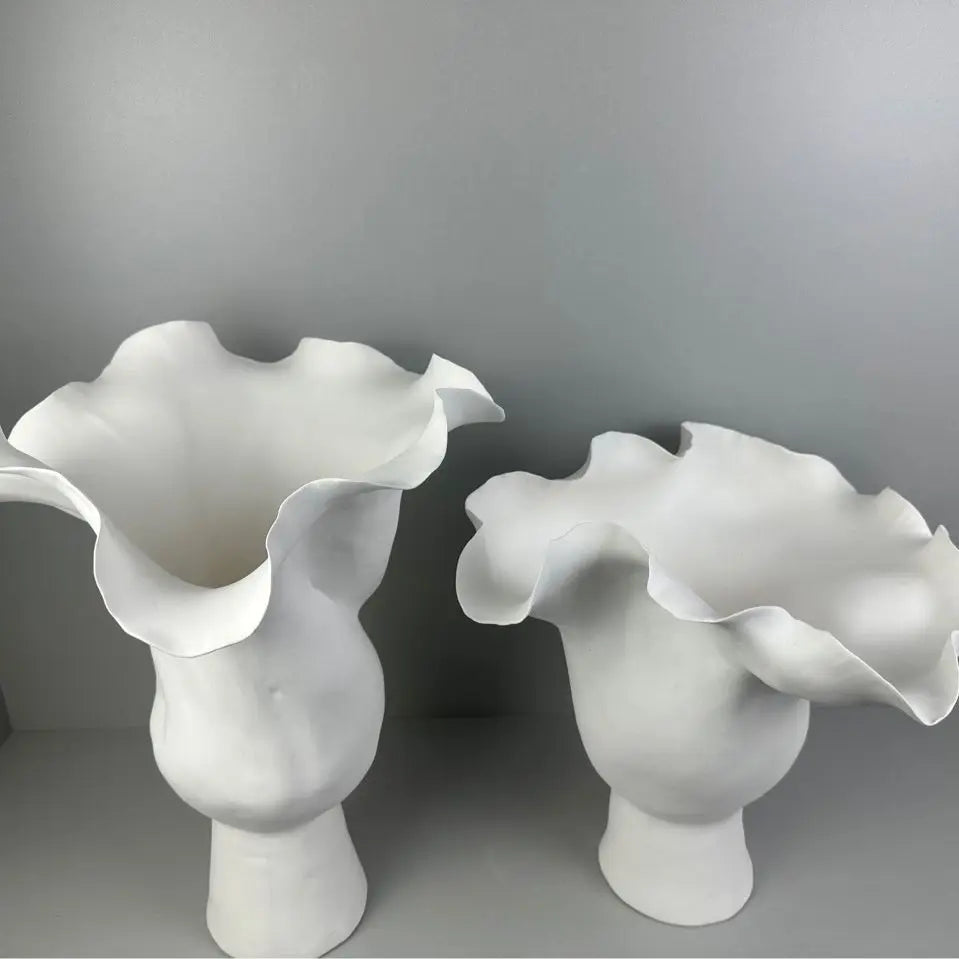 vase moderne blanc céramique lisse bord ondulé arrangement fleuri intérieur sculpturalDecoration interieur céramique blanc