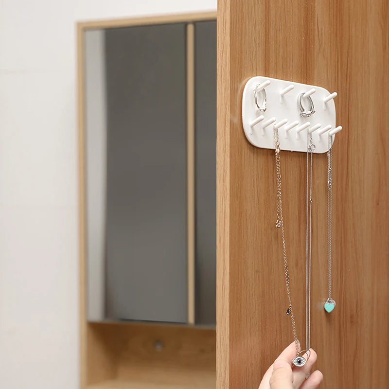 porte bijoux mural blanc moderne adhésif 12 crochets rangement plat lisse