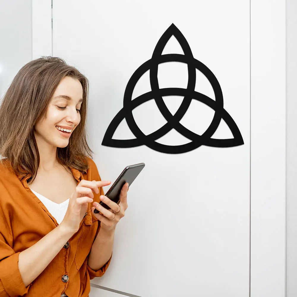 décoration murale symbole triquetra noir minimaliste adhésif métal maison salon