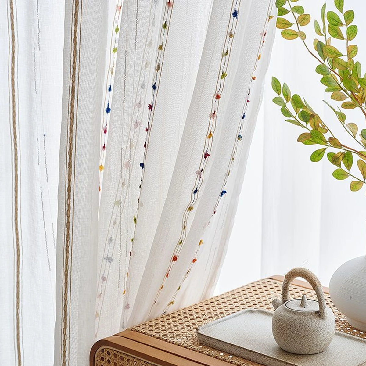 rideau blanc transparent moderne points colorés tapis table basse canapé tasse vase livre plante