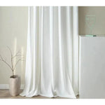 Rideaux blancs élégants pour salon moderne, apportant luminosité et style à votre intérieur. Décoration minimaliste aux lignes épurées, idéale pour créer une ambiance apaisante. Accessoirisez votre maison avec ces rideaux contemporains qui s'harmonisent aisément avec différents décors.