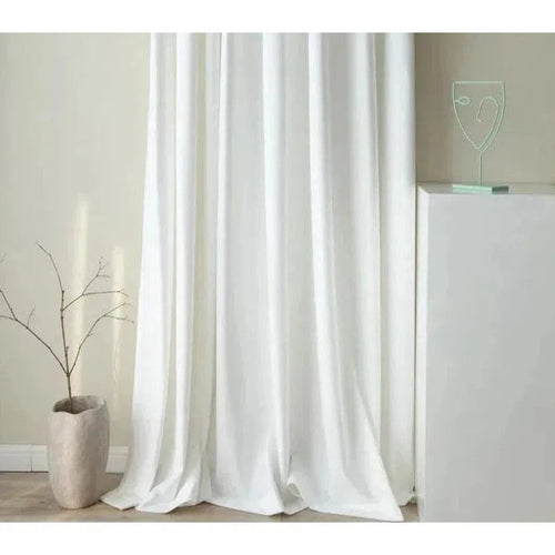 Rideaux blancs élégants pour salon moderne, apportant luminosité et style à votre intérieur. Décoration minimaliste aux lignes épurées, idéale pour créer une ambiance apaisante. Accessoirisez votre maison avec ces rideaux contemporains qui s'harmonisent aisément avec différents décors.