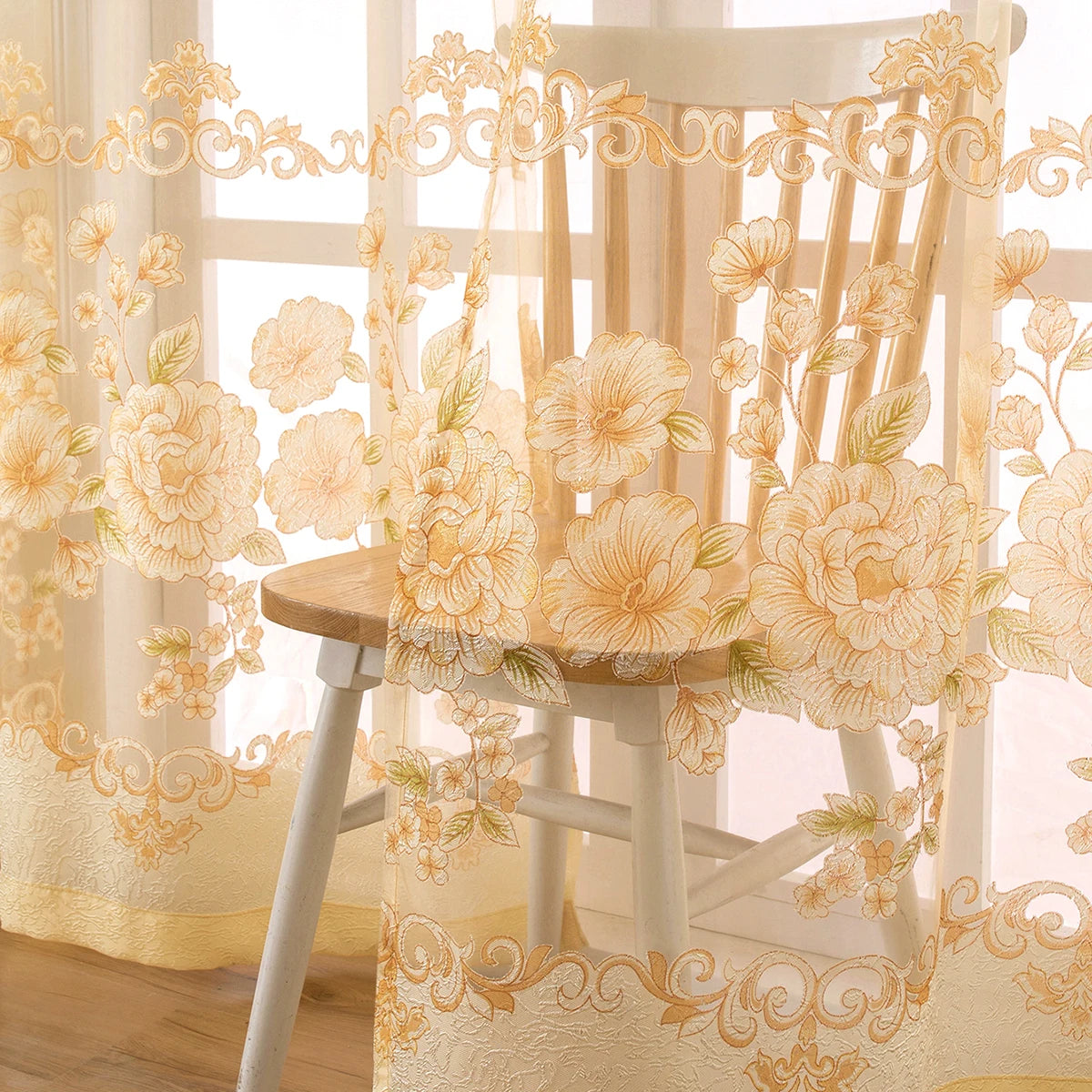 Détail du motif fleuri pastoral sur rideau transparent tulle