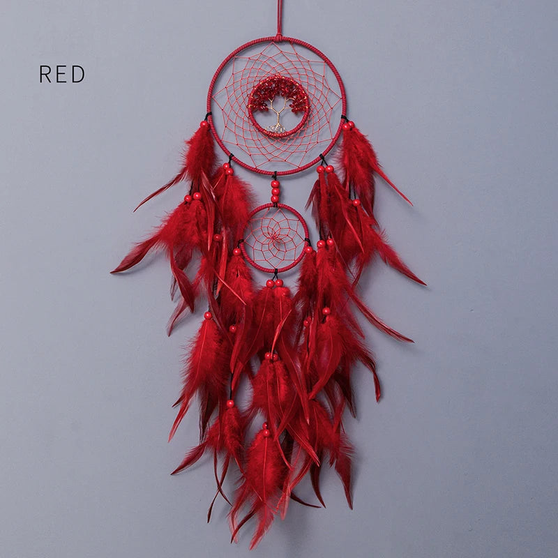 Rêve attrapeur décoratif en forme de cercle avec des plumes rouges, perles et motifs en forme d'arbre de vie.