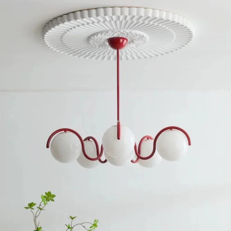 Suspension lumineuse moderne sphères translucides rouge doré blanc salon chambre