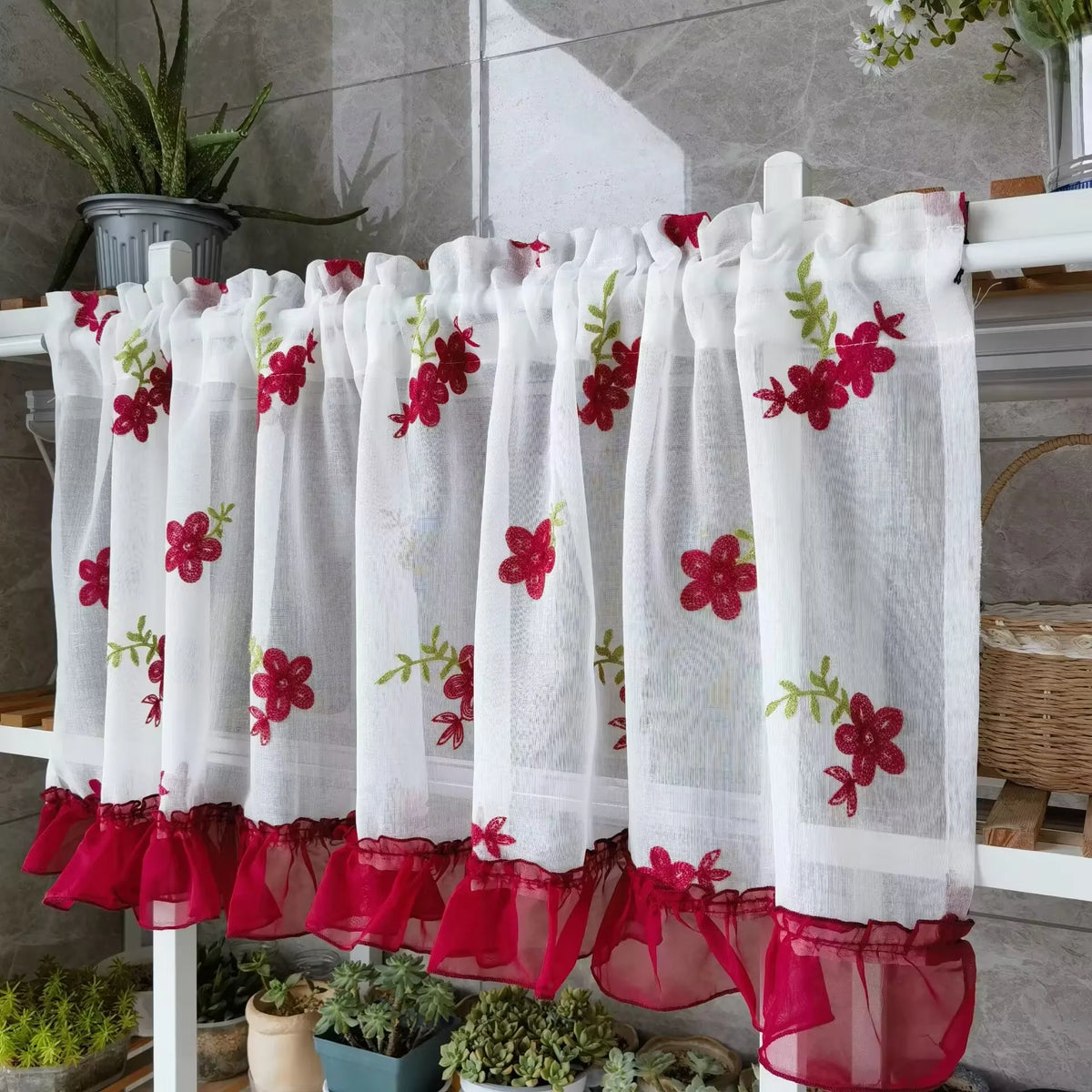 rideau fleuri transparent décoration intérieure blanc rouge vert clips inclusion pastorale