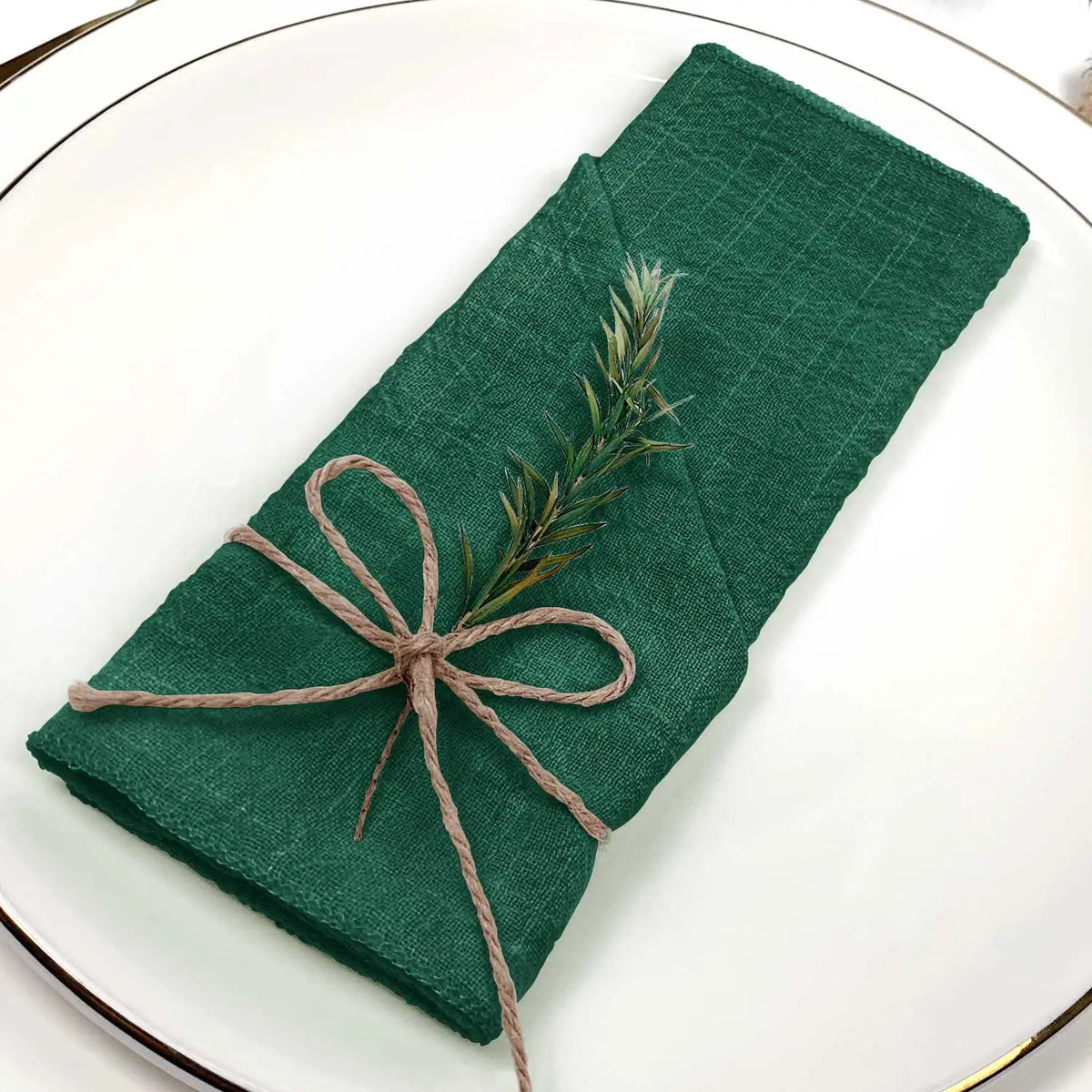 serviette lin bleu clair classique anneau métallique ruban coton fleur herbe séchée table mariage