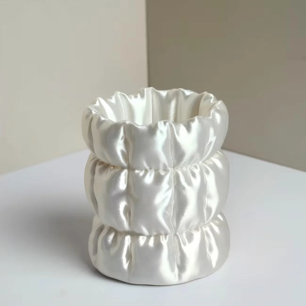 support rangement moderne pot cosmétiques blanc rose élégant satiné plissé multifonction plastique respectueux environnement