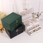 boîte rangement bijoux cuir blanc moderne élégante poignées métalliques verrouillable intérieure motifs géométriques