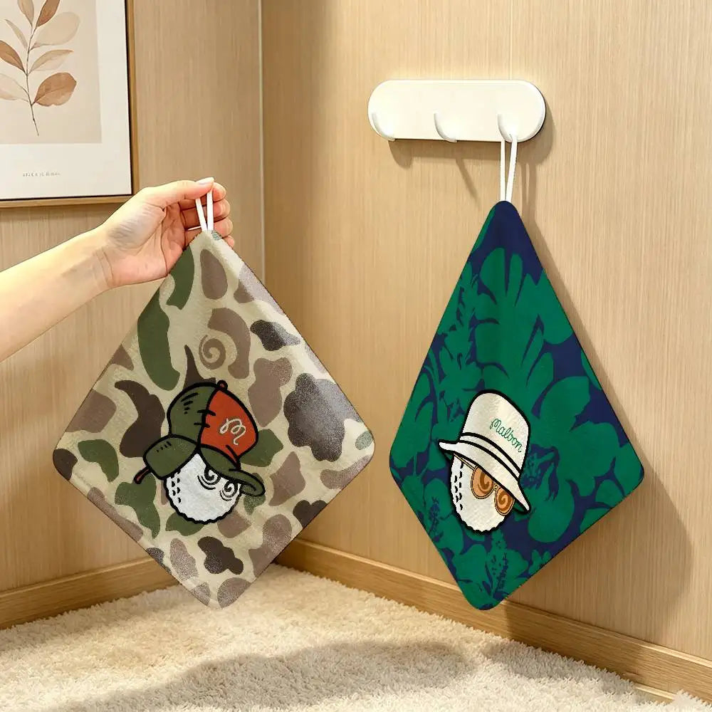 serviette toilette suspendue motif camouflage rayures florales couleurs vives moderne