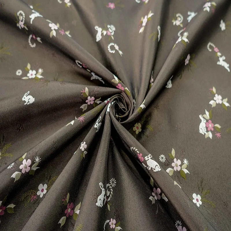 tissu brocart marron fleurs roses blanches lapins motifs automne hiver résistant polyester largeur 145cm