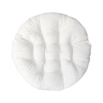 Coussin extérieur violet sur chaise en rotin moderne
